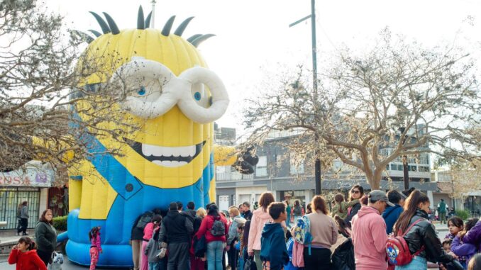 inflables y chicos jugando