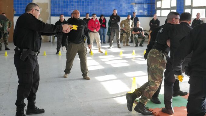 policias santafesinos usando taser